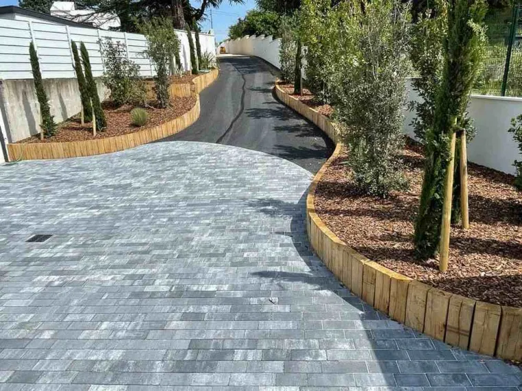 Création d'une allée de jardin en pavé avec aménagement paysager à La Chapelle-de-Surieu, La Chapelle-de-Surieu, Mandrand Stéphane Paysages