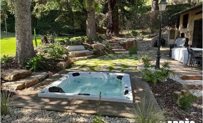 Aménagement d'espace détente avec SPA dans un jardin à La Chapelle-de-Surieu, La Chapelle-de-Surieu, Mandrand Stéphane Paysages