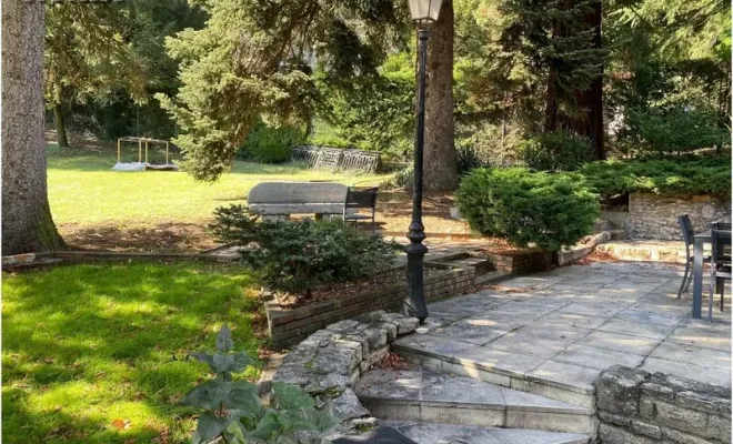 Aménagement d'espace détente avec SPA dans un jardin à La Chapelle-de-Surieu, La Chapelle-de-Surieu, Mandrand Stéphane Paysages