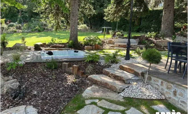 Aménagement d'espace détente avec SPA dans un jardin à La Chapelle-de-Surieu, La Chapelle-de-Surieu, Mandrand Stéphane Paysages