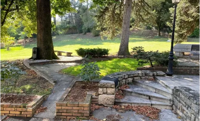 Aménagement d'espace détente avec SPA dans un jardin à La Chapelle-de-Surieu, La Chapelle-de-Surieu, Mandrand Stéphane Paysages